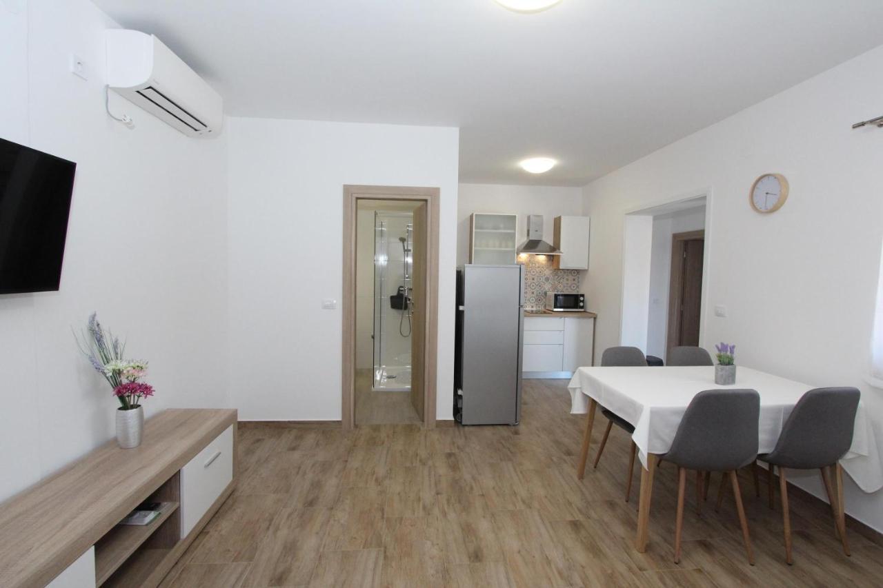 Apartments Eni Ровин Екстериор снимка
